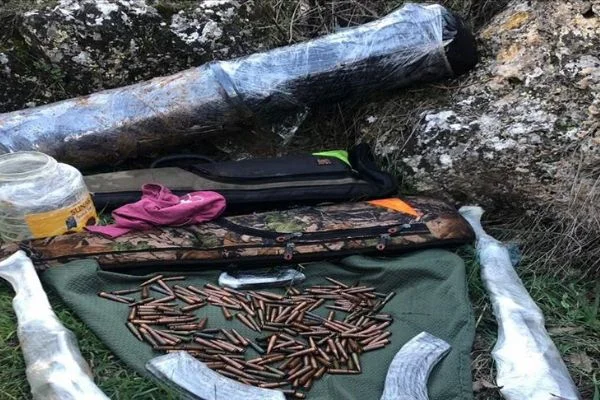 Diyarbakır'da toprağa gömülü PKK'ya ait silah ve mühimmat bulundu