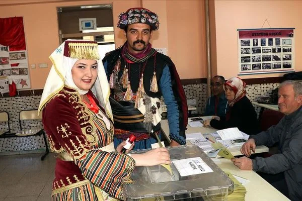 'Efe kıyafeti' ile oy kullandılar