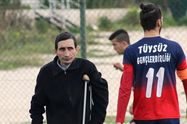Engeli nedeniyle oynayamadığı futbola gençleri kazandırıyor
