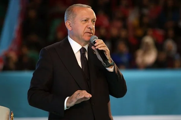 Erdoğan: Mukaddes kitabıyla dalga geçilenler 31 Mart'ta sandığın gelmesini bekliyor