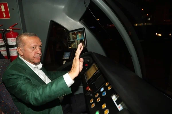 Erdoğan, yeni yapılan tramvay hattını açtı ve test sürüşü yaptı