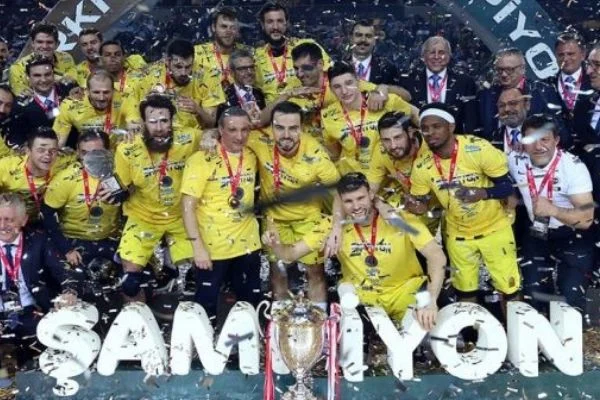 Fenerbahçe Beko Türkiye Kupası şampiyonluğunu kutladı