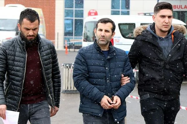 Firari FETÖ'cü sahte pasaportla kaçarken yakalandı