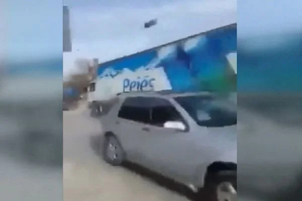 Freni boşalan TIR önüne gelen arabaları ezdi