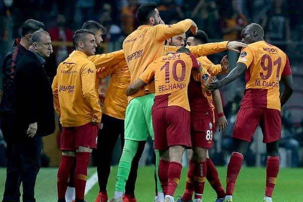 Galatasaray geri dönüşlerle şampiyonluk yarışında