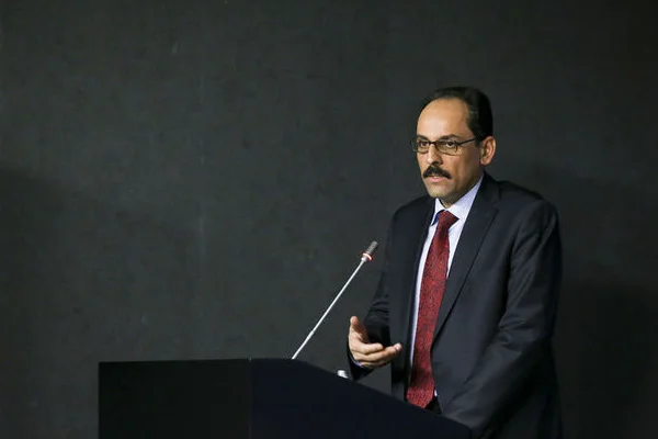 İbrahim Kalın, İsmet Özel'i hastanede ziyaret etti