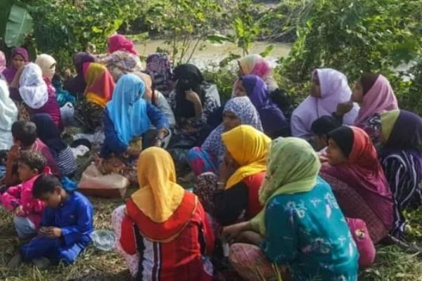 İnsan kaçakçıları Arakanlı mültecileri denize attı