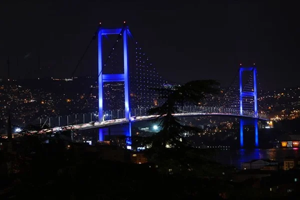 İstanbul'un köprüleri ve kuleleri maviye büründü
