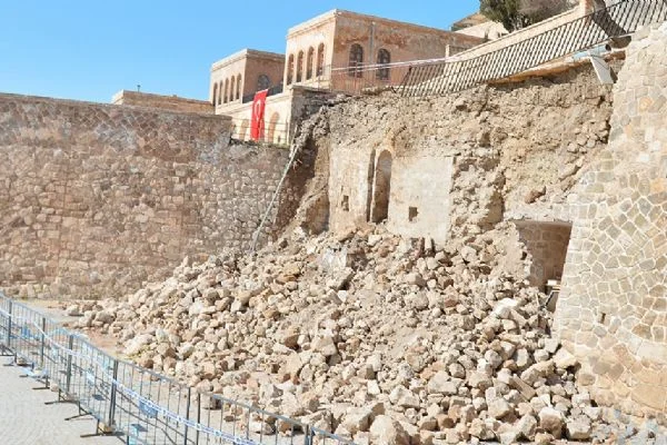 İstinat duvarı yıkılınca tarihi mescidin izi ortaya çıktı