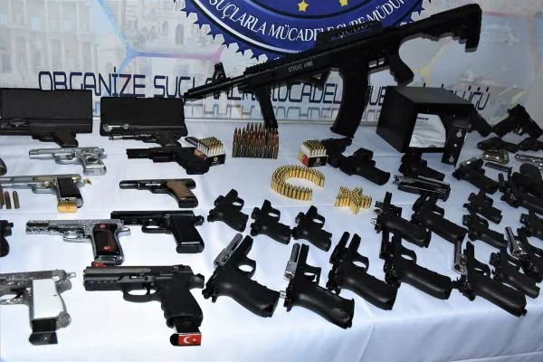 İzmir'de kaçak silah operasyonu