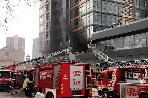 Kadıköy'de bir binada yangın