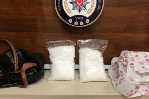 Kadın çantasından 1 kilo 986 gram metamfetamin çıktı