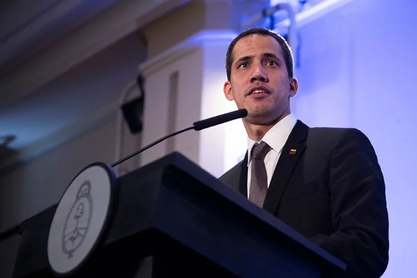 Kendini geçici başkan ilan ede Guaido Venezuela'ya dönüyor