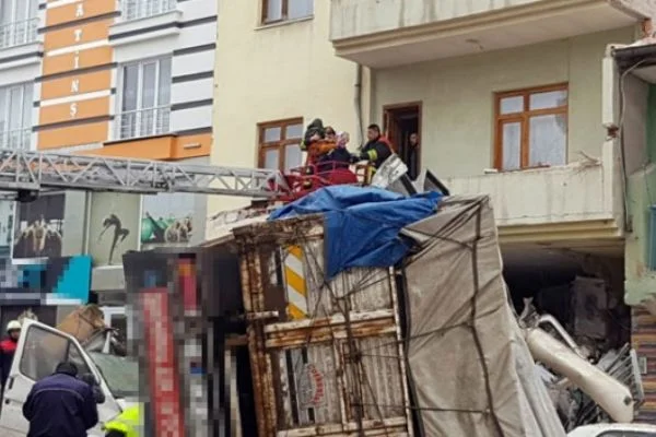 Kontrolden çıkan kamyon eve girdi