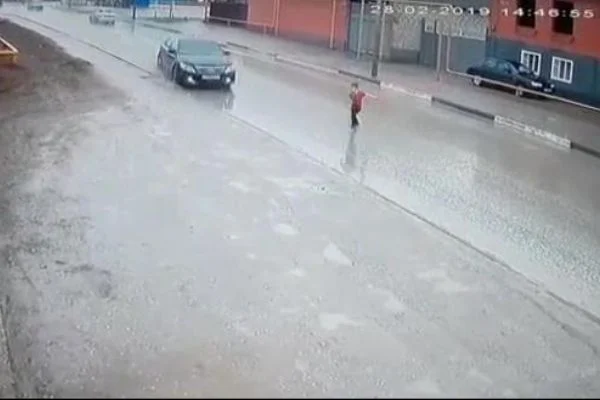 Küçük çocuk arabanın altıda kalmaktan son anda kurtuldu