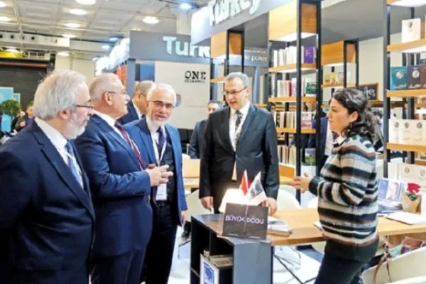 Londra Kitap Fuarı'nda Türkiye'den 500 eser sergileniyor