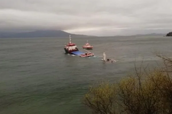 Marmara Adası'nda yük gemisi karaya oturdu