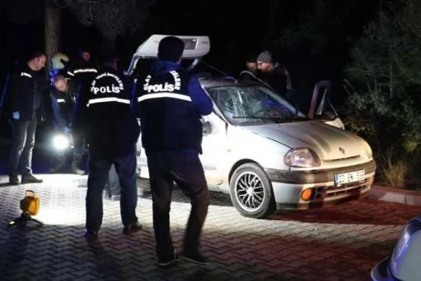 Otomobilde çektikleri çakmak gazı patladı: 3 genç ölümden döndü