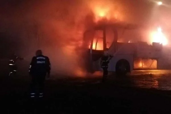 Park halindeki tur otobüs alev alev