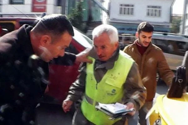Parkomat görevlisi taksiciler tarafından darp edildi