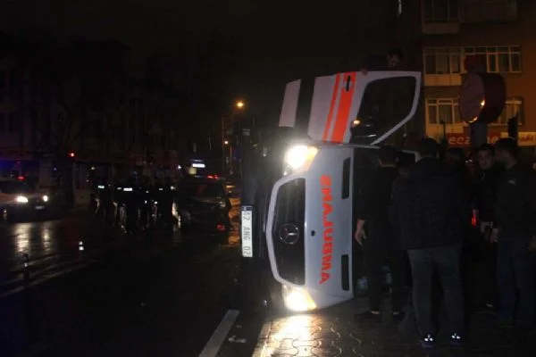 Polis aracı ile ambulans kaza yaptı