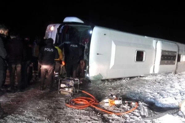 Sivas'ta yolcu otobüsü devrildi: 20 yaralı