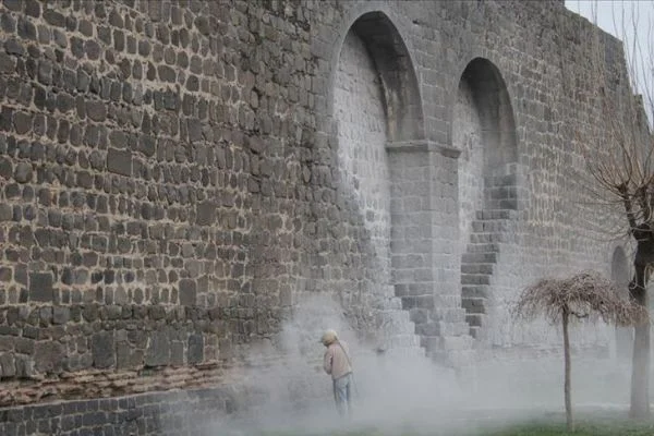 Tarihi surlar 'duvar yazıları'ndan arındırılıyor