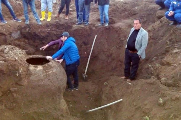 Tarlasını sürerken Bizans dönemine ait küp buldu