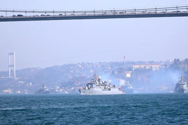 Tatbikattan dönen gemiler İstanbul Boğaz'ında