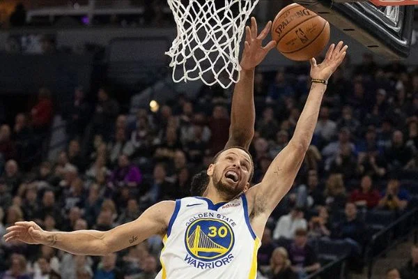 Warriors sahasında farklı kazandı