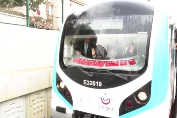 Yıldırım, banliyö trenini kullandı