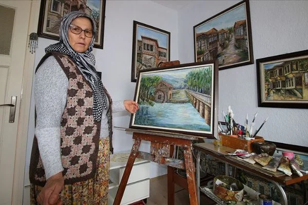 63 yaşındaki ev hanımı 16'ncı resim sergisini açıyor