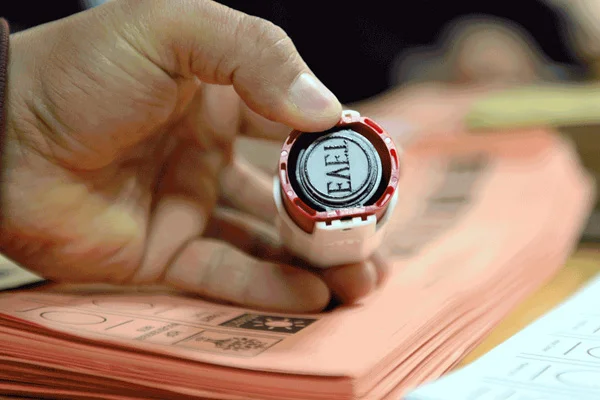 Ak Parti İstanbul'un 38 ilçesi için yeniden sayım talep etti