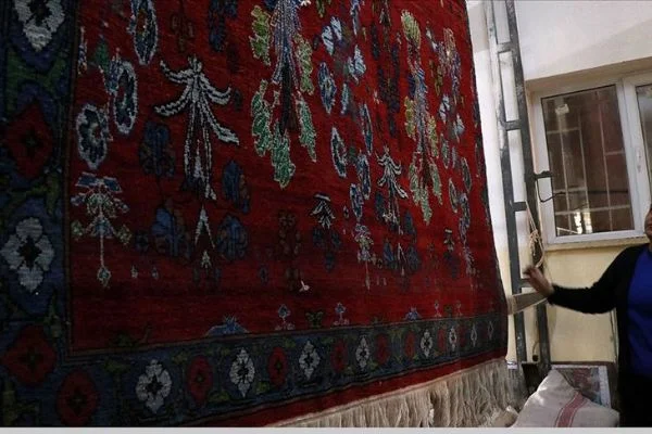 Anadolu motiflerini dokudukları halılarda yaşatıyorlar