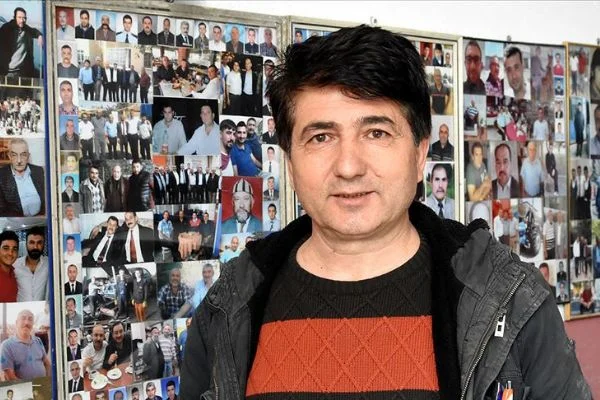 Aracını tamir ettiren müşterilerin fotoğraflarını biriktiriyor