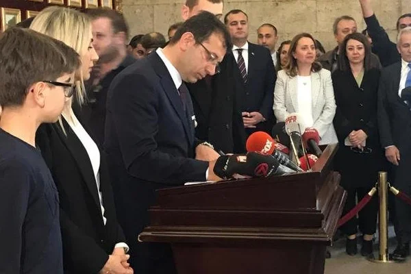 Askeri kaynaklardan İmamoğlu'nun Anıtkabir ziyaretine eleştiri