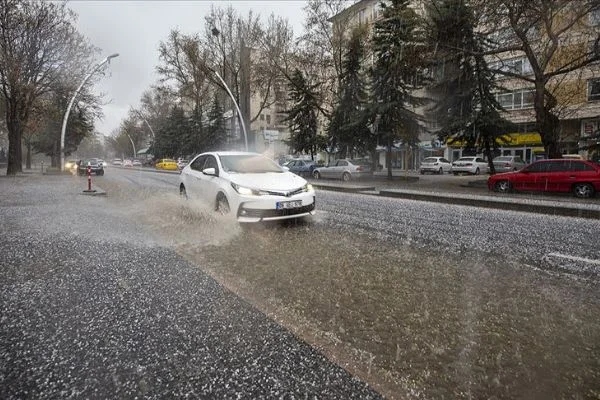 Başkentte dolu ve sağanak etkili oldu