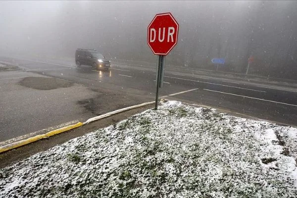 Bolu Dağı'nda kar yağışı