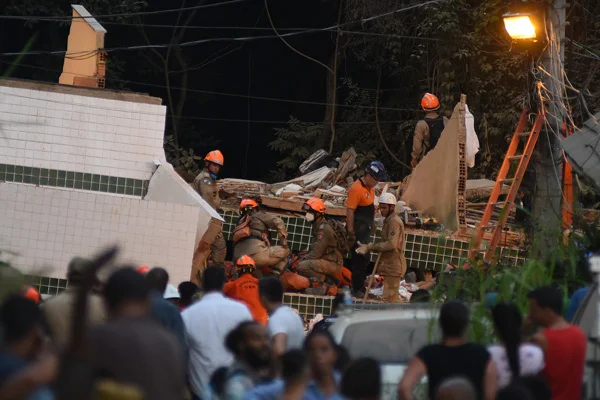 Brezilya'da iki bina çöktü: 2 ölü, 2 yaralı