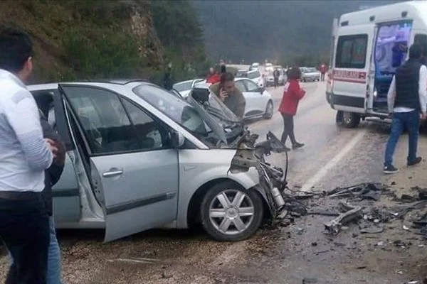 Bursa'da trafik kazası: 2 ölü, 8 yaralı