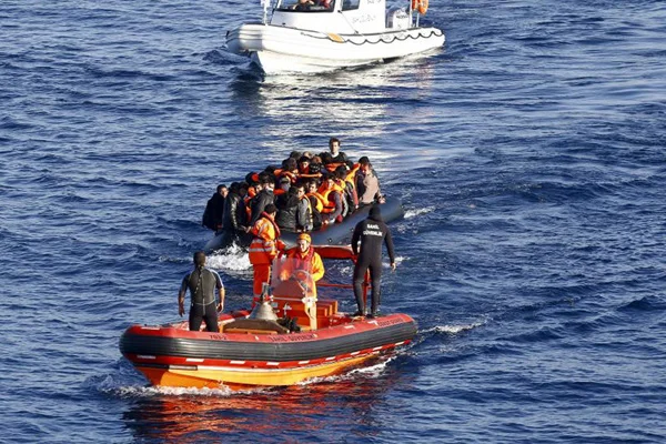 Çeşme'de 54 kaçak göçmen yakalandı