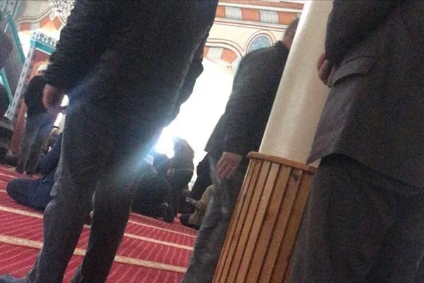 Cezaevi firarisi namazda polislerin önünde saf tutunca yakalandı