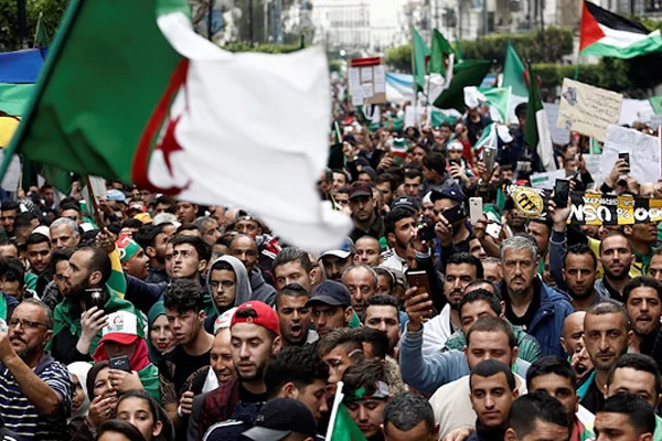 Cezayir'de iki eski ordu komutanı tutuklandı