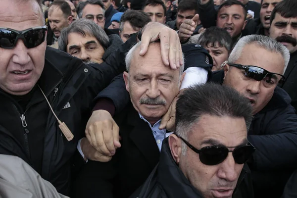 CHP'den saldırı açıklaması: Sarıgün, elinde demir parçasıyla balkona çıkmaya çalıştı