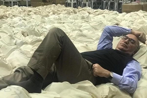 CHP'li vekil Mahmut Tanal, oy torbalarının üzerine yattı