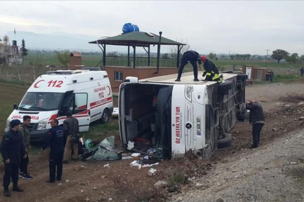 Denizli'de öğrencileri taşıyan otobüs devrildi: 15 yaralı