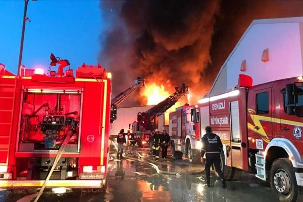 Denizli'de tekstil fabrikasında yangın