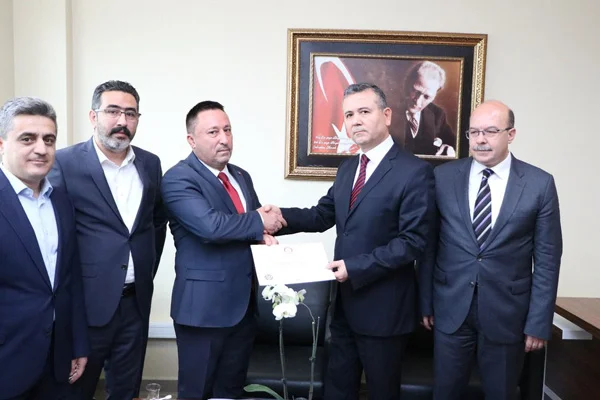 Diyarbakır Bağlar'da AK Partili Beyoğlu mazbatasını aldı