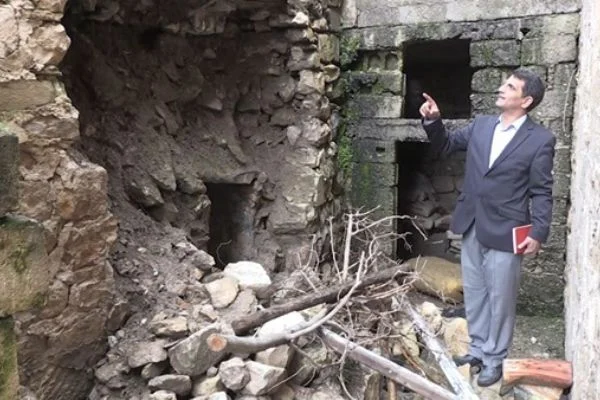 Duvar yıkılınca 600 yıllık medresenin vakfiyesi ortaya çıktı