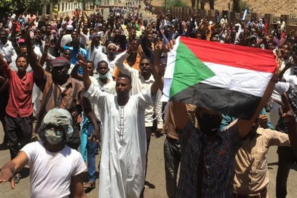 Ekmek isyanlarıyla başlayan gösteriler darbeyle sonuçlanıyor... Sudan'da tarih tekerrür ediyor